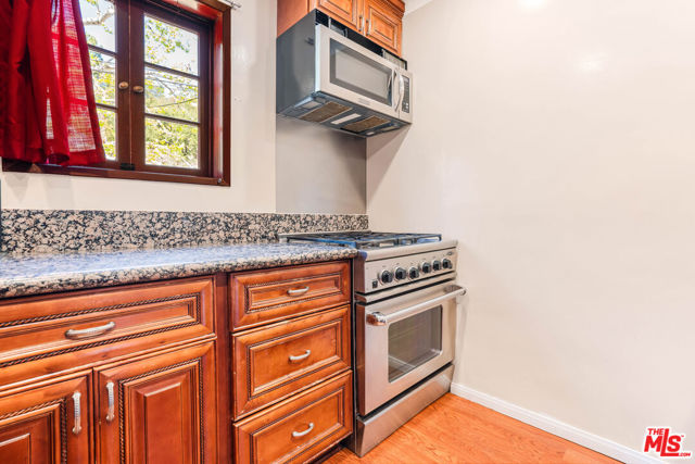10306 Seabury Lane, Los Angeles CA: https://media.crmls.org/mediaz/8b2350ce-8757-4c3c-bc14-5fc057781d2b.jpg