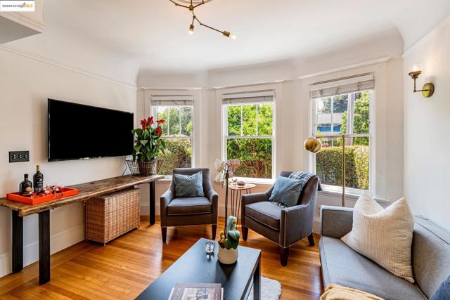 6108 Hillegass Ave, Oakland CA: https://media.crmls.org/mediaz/8b239b33-6e05-42d4-99c0-471bfccda835.jpg