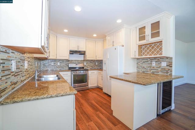 81 Pioneer Ct, Oakley CA: https://media.crmls.org/mediaz/8b2526b9-1fea-48b3-a567-5d18aee8c00f.jpg