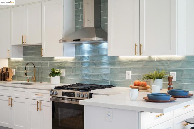 278 Cairo Rd, Oakland CA: https://media.crmls.org/mediaz/8b26bedb-1221-4278-8533-bcc31d7ceec1.jpg