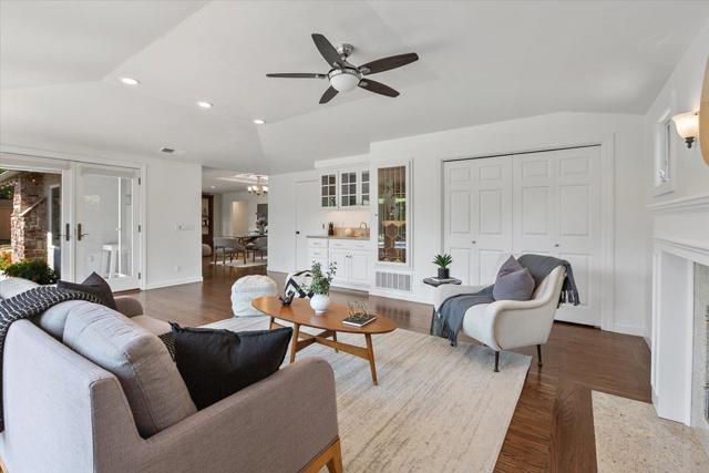 539 Los Ninos Way, Los Altos CA: https://media.crmls.org/mediaz/8b278480-4f95-482a-92aa-5e89bb0f5232.jpg