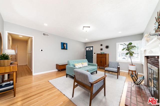 22021 De La Osa Street, Woodland Hills CA: https://media.crmls.org/mediaz/8b297f9c-9911-4377-8345-475707b159b9.jpg