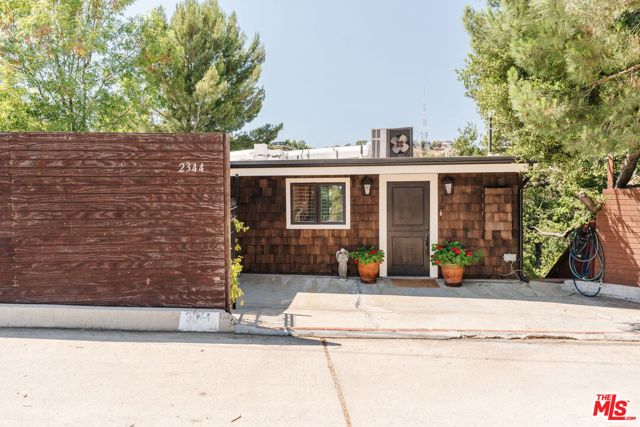2344 Sunset Heights Drive, Los Angeles CA: https://media.crmls.org/mediaz/8b2a5f43-b69c-4f23-afd1-3fbe5350e1d6.jpg