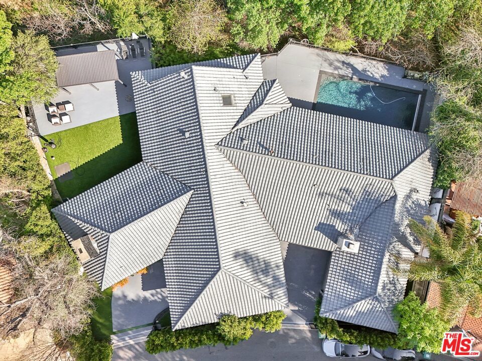 https://media.crmls.org/mediaz/8b2a7eeb-302b-43e1-9771-59cc234b5287.jpg?preset=X-Large
