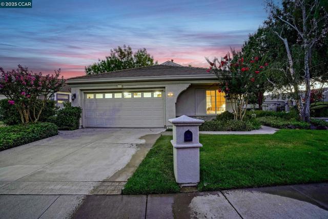 95 Goldspur Way, Brentwood CA: https://media.crmls.org/mediaz/8b2c6450-d594-4ac3-90f9-1828e3aafcae.jpg