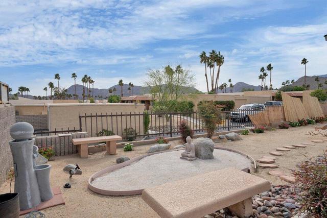 48320 Beverly Drive, Palm Desert CA: https://media.crmls.org/mediaz/8b2d2a0b-12ff-4bae-86fd-66a8487843c2.jpg