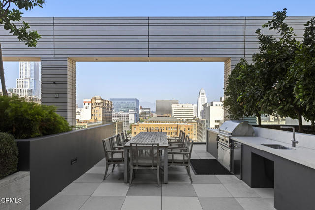 400 S Broadway, Los Angeles CA: https://media.crmls.org/mediaz/8b2d7bb7-46aa-4241-9c77-18f1a789486f.jpg