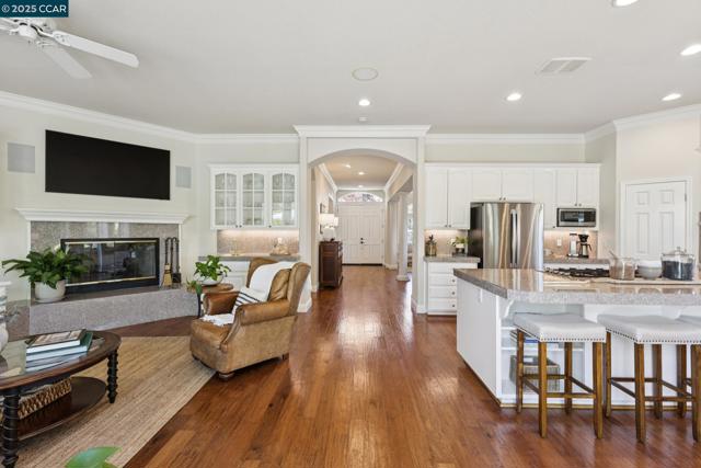 109 Forest Hill, Clayton CA: https://media.crmls.org/mediaz/8b2f16a5-850a-47aa-9165-3d783dcea420.jpg