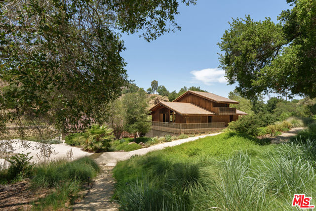 421 Westlake Boulevard, Malibu CA: https://media.crmls.org/mediaz/8b2f2922-18e3-4281-8bd5-da765b30b55a.jpg