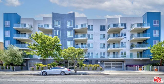 105 S Mariposa Avenue, Los Angeles CA: https://media.crmls.org/mediaz/8b2f572c-655a-4838-ad58-407064dd31ac.jpg