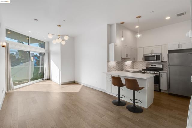 410 Webster St, Oakland CA: https://media.crmls.org/mediaz/8b2f698d-e286-4aa5-8bc8-7f5471c8f3dd.jpg