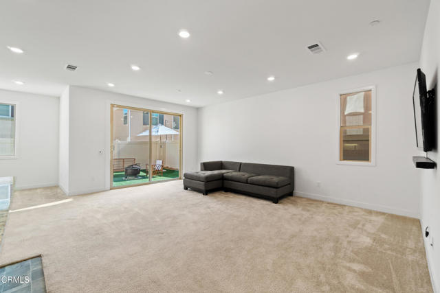 Detail Gallery Image 12 of 46 For 1966 Meyer Ct, Santa Paula,  CA 93060 - 4 Beds | 3/1 Baths