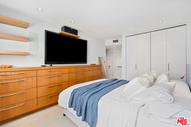 1730 California Avenue, Santa Monica CA: https://media.crmls.org/mediaz/8b30bc09-aeb8-4098-9b8b-3da410a1cc02.jpg