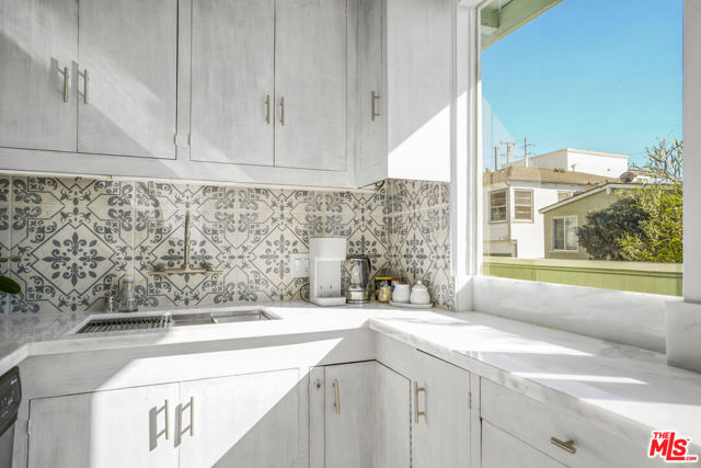 4400 Ocean Drive, Manhattan Beach CA: https://media.crmls.org/mediaz/8b31c901-af43-44cb-999c-e3292f89d5c8.jpg