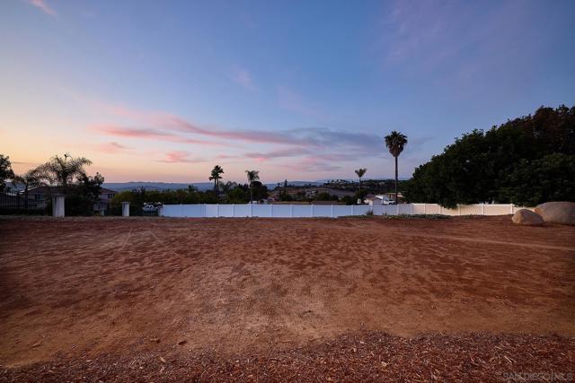 1755 Calle Catalina, Escondido CA: https://media.crmls.org/mediaz/8b31d171-240c-4c5a-998c-6e5358391839.jpg