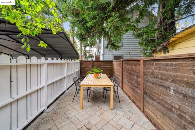 2104 6Th St, Berkeley CA: https://media.crmls.org/mediaz/8b31e233-d5e5-48c5-8813-76fac86caa8a.jpg