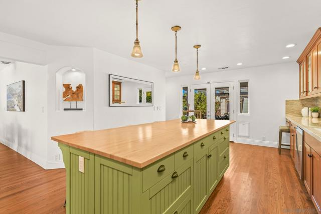 4386 Niagara Ave, San Diego CA: https://media.crmls.org/mediaz/8b320c67-9dc1-4c21-a644-45a7da93932b.jpg