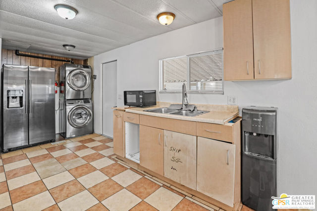 17555 Corkill Rd, Desert Hot Springs CA: https://media.crmls.org/mediaz/8b3237b1-a43d-4ea7-a7d9-cec9fb4a8e0a.jpg