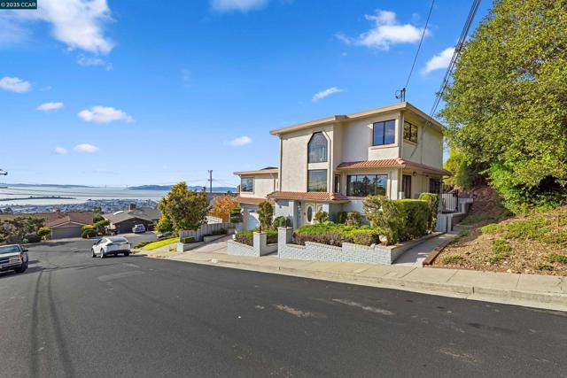 716 Gelston Pl, El Cerrito CA: https://media.crmls.org/mediaz/8b32fdf4-176b-4ef2-b046-686fdfc8b757.jpg