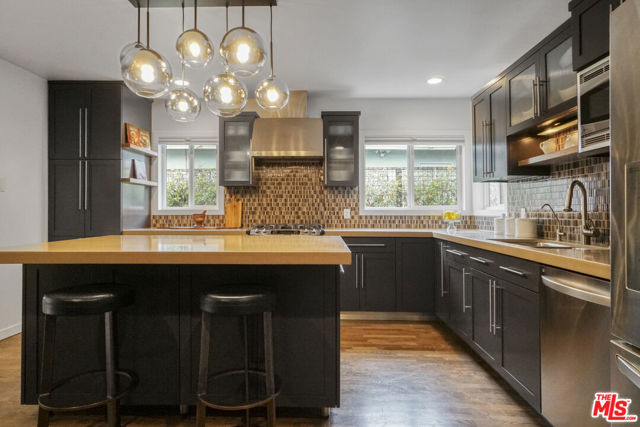2926 Urban Avenue, Santa Monica CA: https://media.crmls.org/mediaz/8b332de8-5ae9-44d1-b531-97bf5a38e9e7.jpg