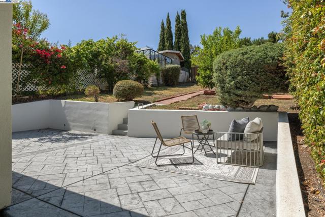 2643 99Th Ave, Oakland CA: https://media.crmls.org/mediaz/8b33e297-53a6-4a2e-86b3-3f56f0da9067.jpg