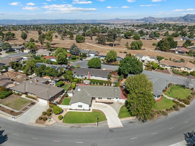 471 Marks Drive, Hollister CA: https://media.crmls.org/mediaz/8b351c3f-112e-456f-ba69-8cd9fb822464.jpg