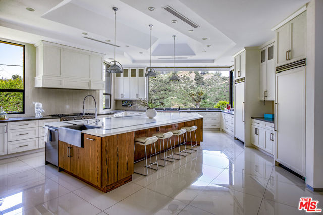 9852 San Circle, Beverly Hills CA: https://media.crmls.org/mediaz/8b353cba-868d-40a7-8535-1535567d6339.jpg
