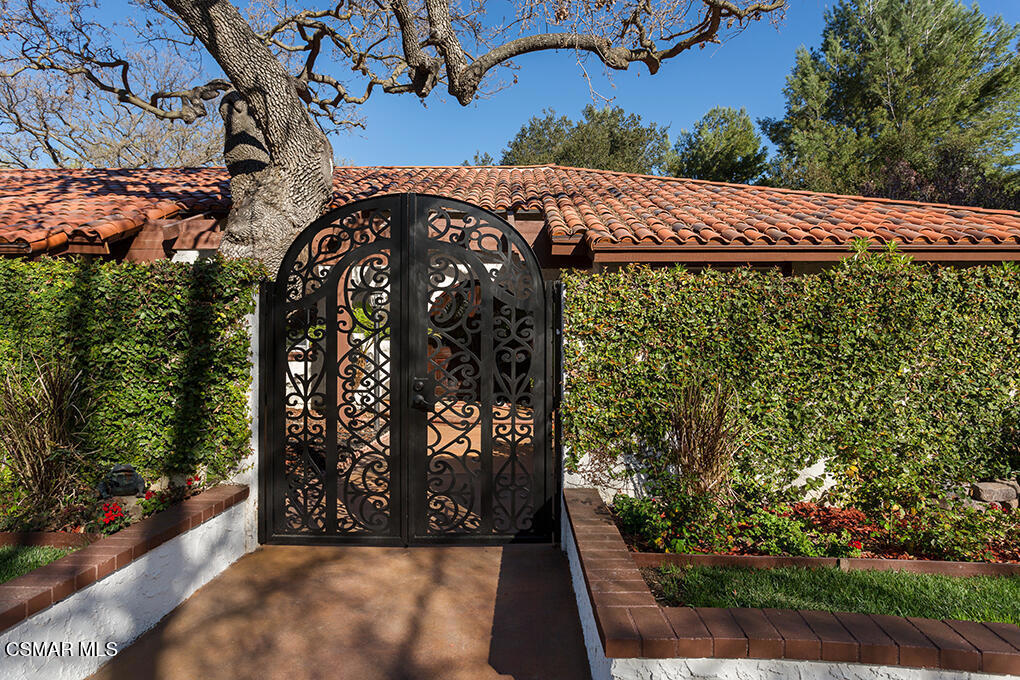 https://media.crmls.org/mediaz/8b356bd8-44a0-49ff-b54e-5c50d55a0f1f.jpg?preset=X-Large