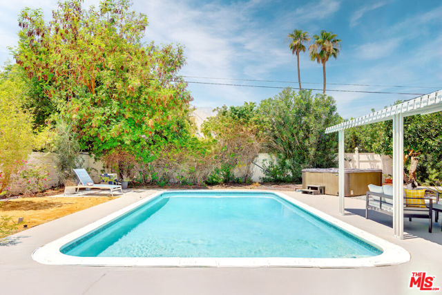 547 N Farrell Drive, Palm Springs CA: https://media.crmls.org/mediaz/8b37d96c-9bcf-4685-9f82-dc93f922ad88.jpg