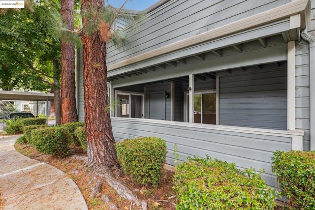 760 Canyon Oaks Dr, Oakland CA: https://media.crmls.org/mediaz/8b383bf8-3d9c-46c2-9214-ff1b9d2eb8f5.jpg