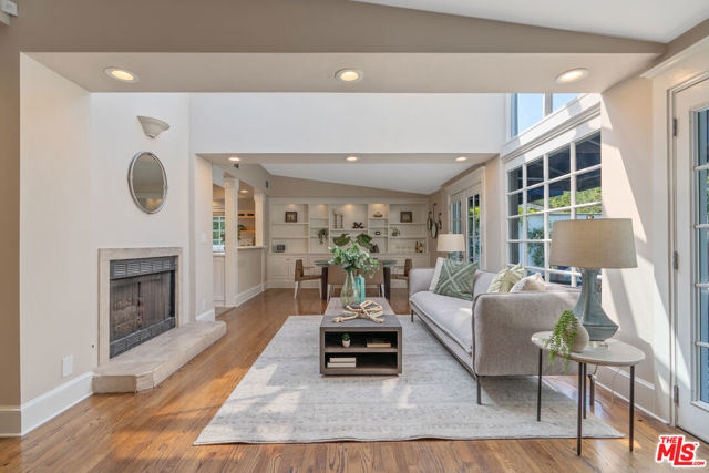 3564 Summerfield Drive, Sherman Oaks CA: https://media.crmls.org/mediaz/8b3886f9-bbba-49ab-80e2-2909edd361df.jpg