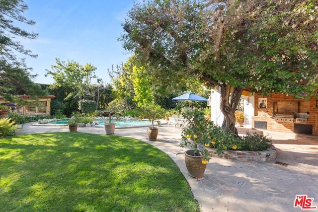 334 N Carmelina Avenue, Los Angeles CA: https://media.crmls.org/mediaz/8b38d73f-7ec3-4f3f-aaad-13f3db3a3086.jpg