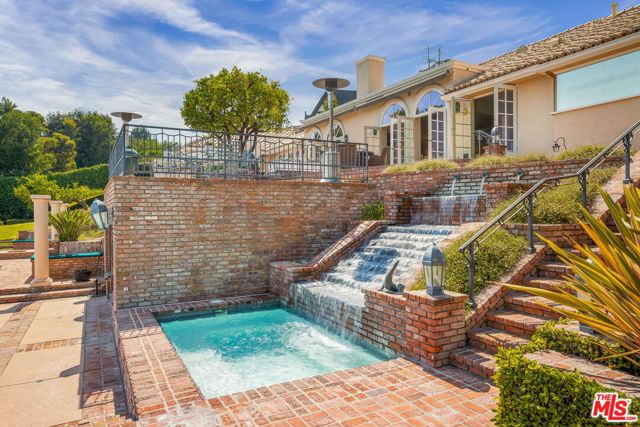 10820 Ambazac Way, Los Angeles CA: https://media.crmls.org/mediaz/8b38e440-1e0e-441b-8643-9d12979d3256.jpg