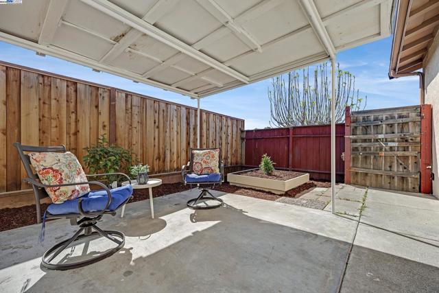 2702 Chinook Ct, Union City CA: https://media.crmls.org/mediaz/8b3a06f7-72f7-4b2b-b508-4c7e34ed69a7.jpg