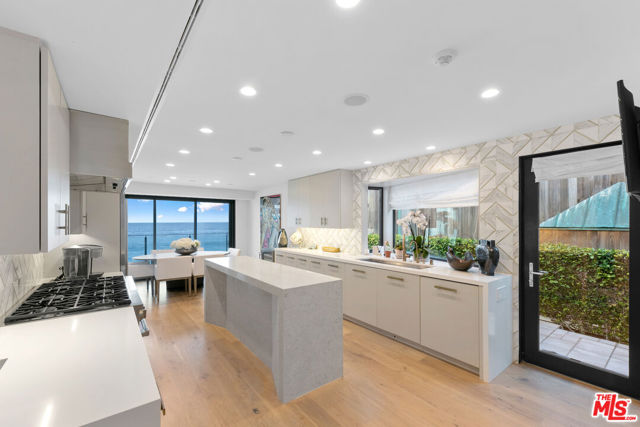 24146 Malibu Road, Malibu CA: https://media.crmls.org/mediaz/8b3bda36-7e9f-42f4-8d73-1e1b6f9e0b89.jpg