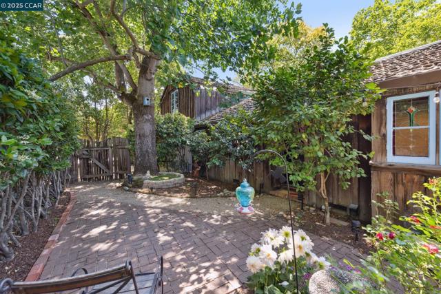 1611 Carmel Dr, Walnut Creek CA: https://media.crmls.org/mediaz/8b3bda3c-564d-4db4-b292-0b3463837f89.jpg