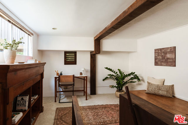 10412 Hebron Lane, Los Angeles CA: https://media.crmls.org/mediaz/8b3c09ac-7d34-495f-99b8-c897d8142f82.jpg