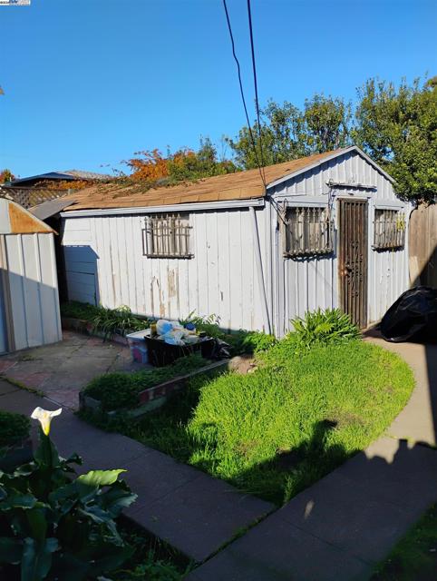 2621 66th Avenue, Oakland CA: https://media.crmls.org/mediaz/8b3d061e-a9a4-442a-8fb1-cac5b8df8738.jpg