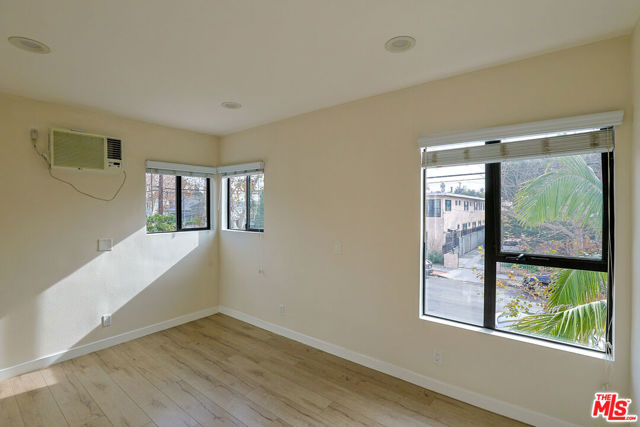 1277 W 23rd Street, Los Angeles CA: https://media.crmls.org/mediaz/8b3d7544-ed1b-4185-b11f-4a478880fc9b.jpg