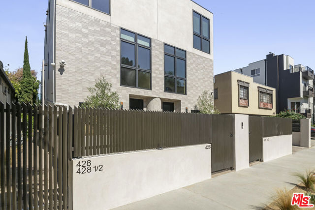 426 Arnaz Drive, Los Angeles CA: https://media.crmls.org/mediaz/8b3e829f-8be4-4e85-bcd1-fc4dbf475c57.jpg