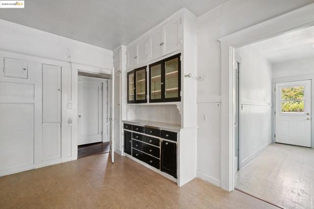 1239 Carleton St, Berkeley CA: https://media.crmls.org/mediaz/8b3e868c-b773-46d6-ac6e-32082cf9a3a2.jpg