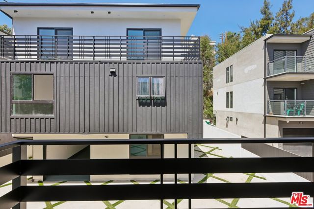 2111 1/2 Holly Drive, Los Angeles CA: https://media.crmls.org/mediaz/8b3ef657-2f2b-475d-9a14-2574ab358c6b.jpg