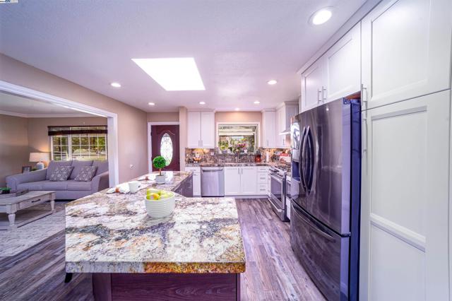 34505 Salinas Pl, Fremont CA: https://media.crmls.org/mediaz/8b4079cf-96c9-4fd5-8e6b-e3ed7b15febf.jpg