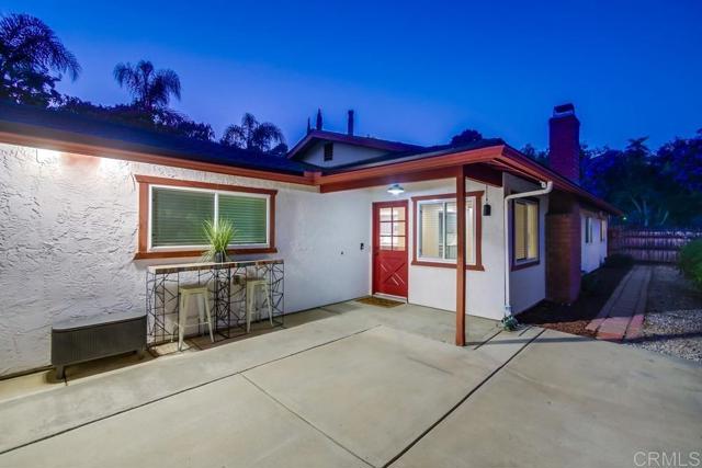 444 Victoria Place, Vista CA: https://media.crmls.org/mediaz/8b407b07-f75d-4d7a-ac20-a8833ec3c773.jpg