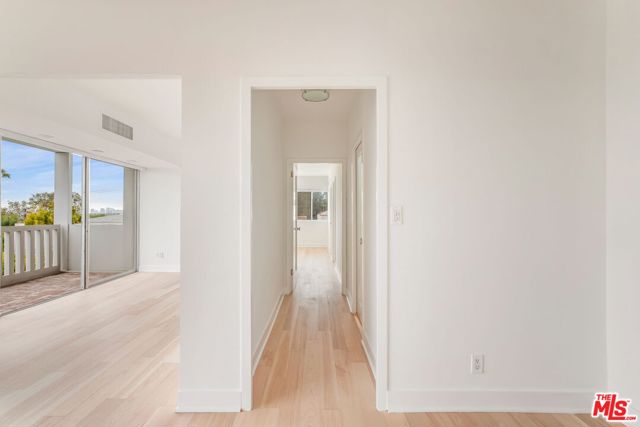 999 N Doheny Drive, West Hollywood CA: https://media.crmls.org/mediaz/8b4093a1-40fd-4cee-a44f-8eb640456e68.jpg