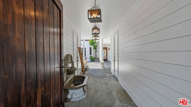 30718 Pacific Coast Highway, Malibu CA: https://media.crmls.org/mediaz/8b409585-11b5-46c5-8d67-8f0069cd44b3.jpg