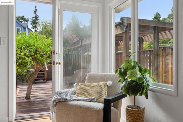 6141 Broadway Ter, Oakland CA: https://media.crmls.org/mediaz/8b41e6de-7bbc-473c-b069-1e333c6f7a40.jpg