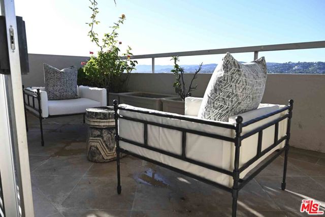 865 Comstock Avenue, Los Angeles CA: https://media.crmls.org/mediaz/8b439b9c-288a-4587-af84-980e73ede20e.jpg