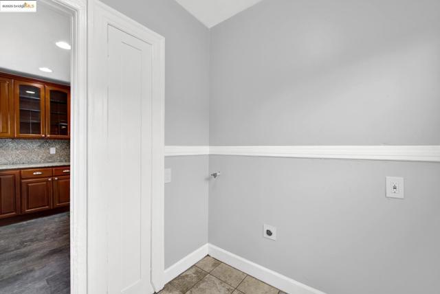 1009 106Th Ave, Oakland CA: https://media.crmls.org/mediaz/8b444a52-88e6-4791-bf24-829eeec5d6a0.jpg