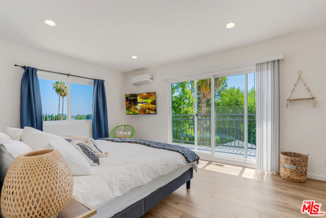 5343 TENDILLA Avenue, Woodland Hills CA: https://media.crmls.org/mediaz/8b4451af-a7f8-4204-9d13-681bda30e789.jpg